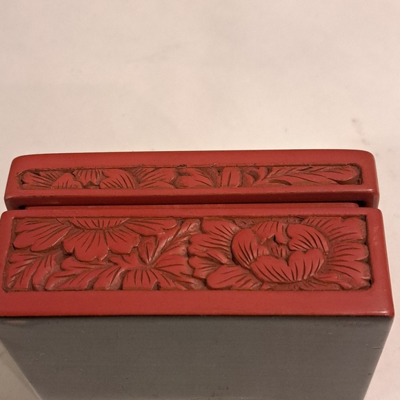Antique Japanese red cinnabar and black lacquer lidded box with nature design. - Picture 8 of 11